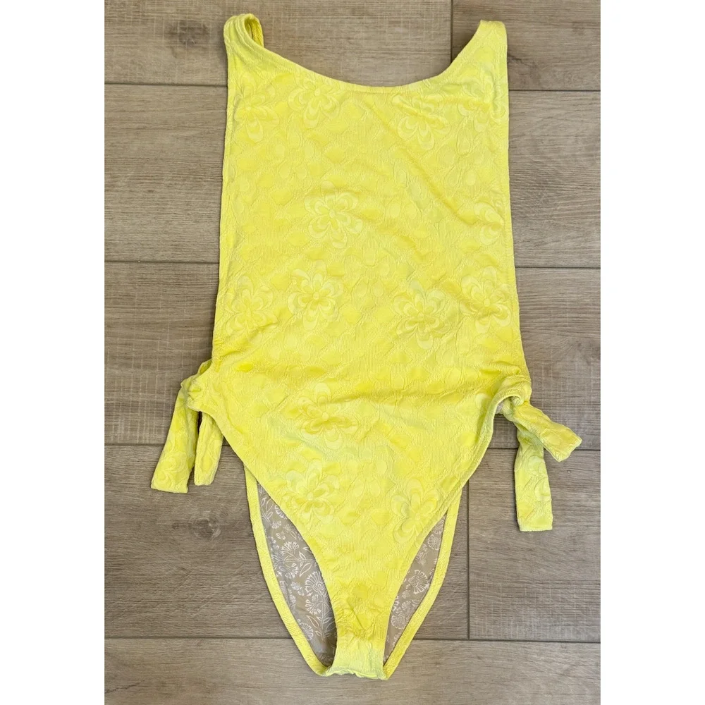 NEW FREE PEOPLE FREE-EST YELLOW TEXTURED FLORAL THE PAMELA ONE PIECE SWIMSUIT M